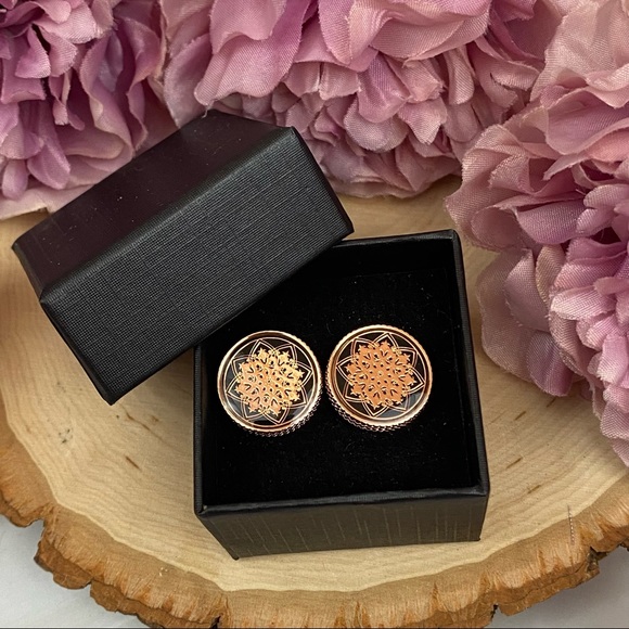 Elegant Laser Cut Floral Black and Rose Gold Round Cufflinks - Picture 13 of 16